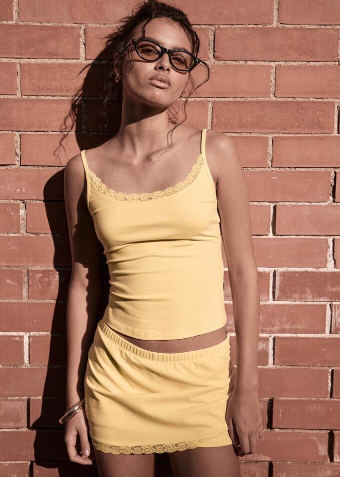 Hauts à bretelles avec bordure en dentelle Hauts à bretelles avec bordure en dentelle