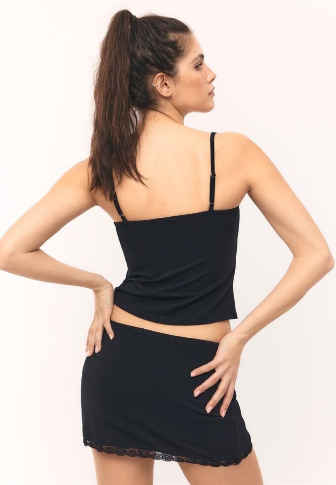 Hauts à bretelles avec bordure en dentelle Hauts à bretelles avec bordure en dentelle