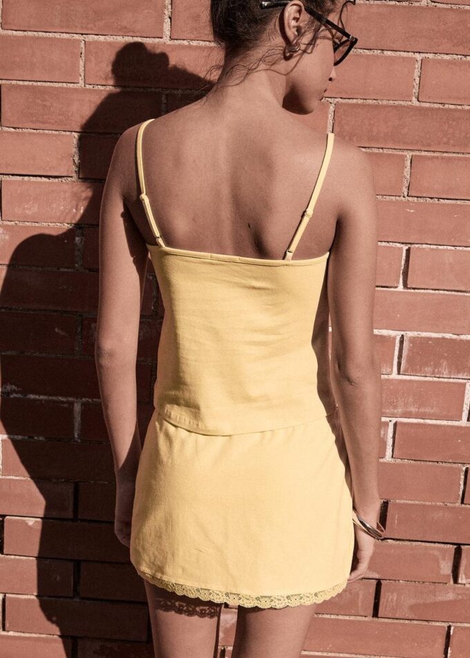 Hauts à bretelles avec bordure en dentelle Hauts à bretelles avec bordure en dentelle