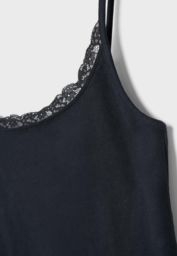 Hauts à bretelles avec bordure en dentelle Hauts à bretelles avec bordure en dentelle