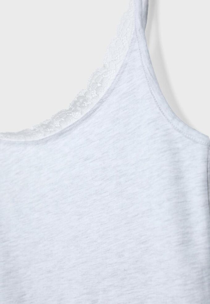 Hauts à bretelles avec bordure en dentelle Hauts à bretelles avec bordure en dentelle