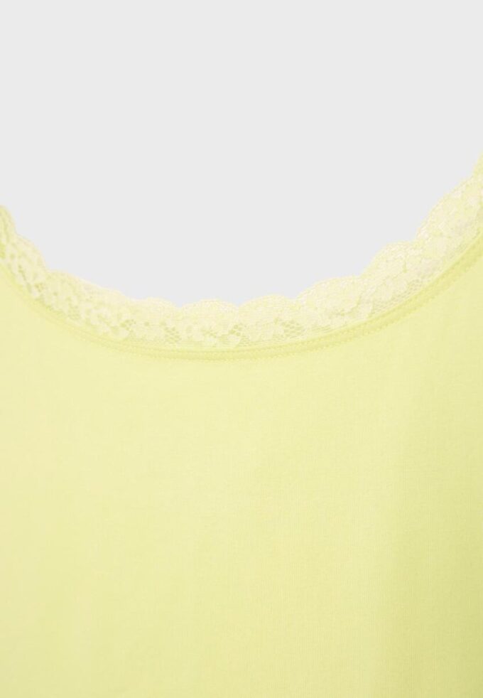 Hauts à bretelles avec bordure en dentelle Hauts à bretelles avec bordure en dentelle