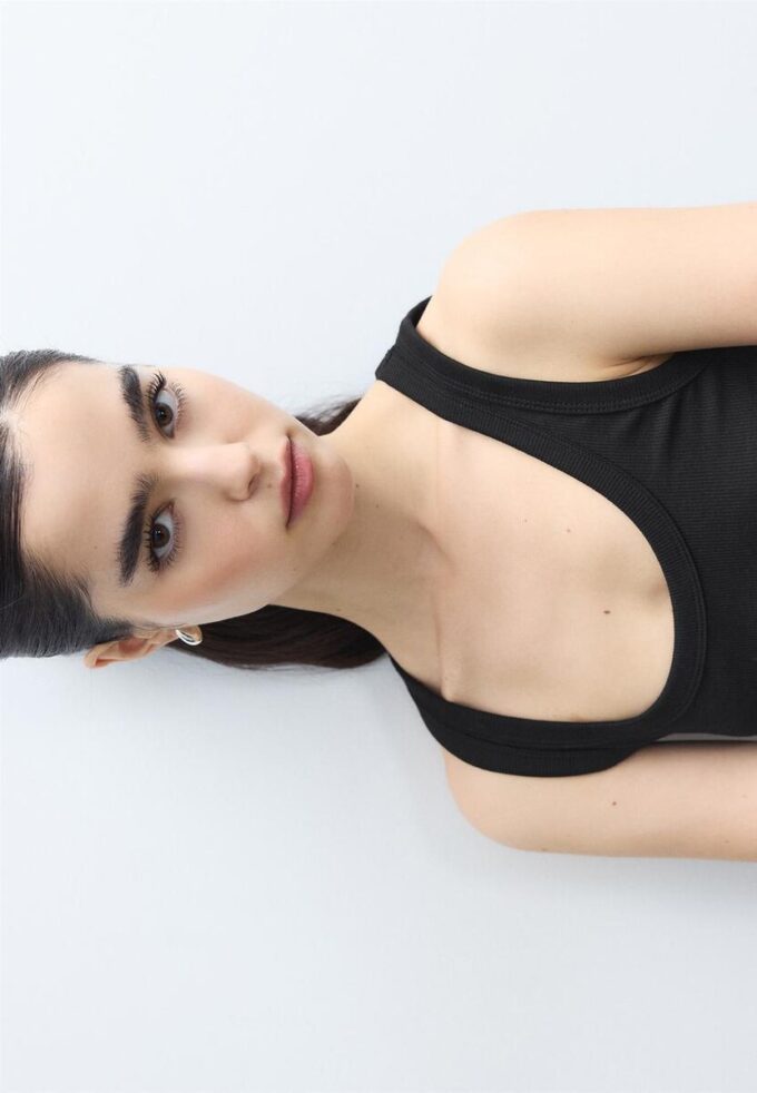 Hauts à bretelles basiques Hauts à bretelles basiques