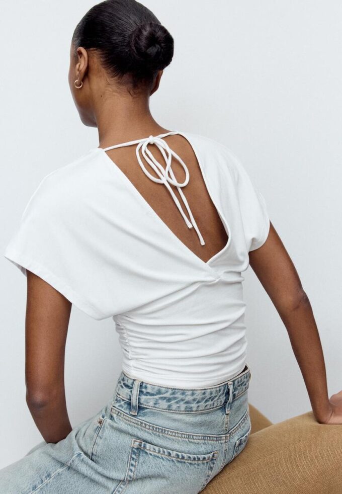 Hauts à col en V avec ceinture