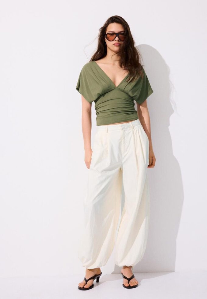 Hauts à col en V avec ceinture