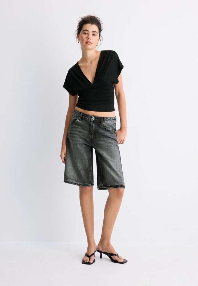 Hauts à col en V avec ceinture Hauts à col en V avec ceinture