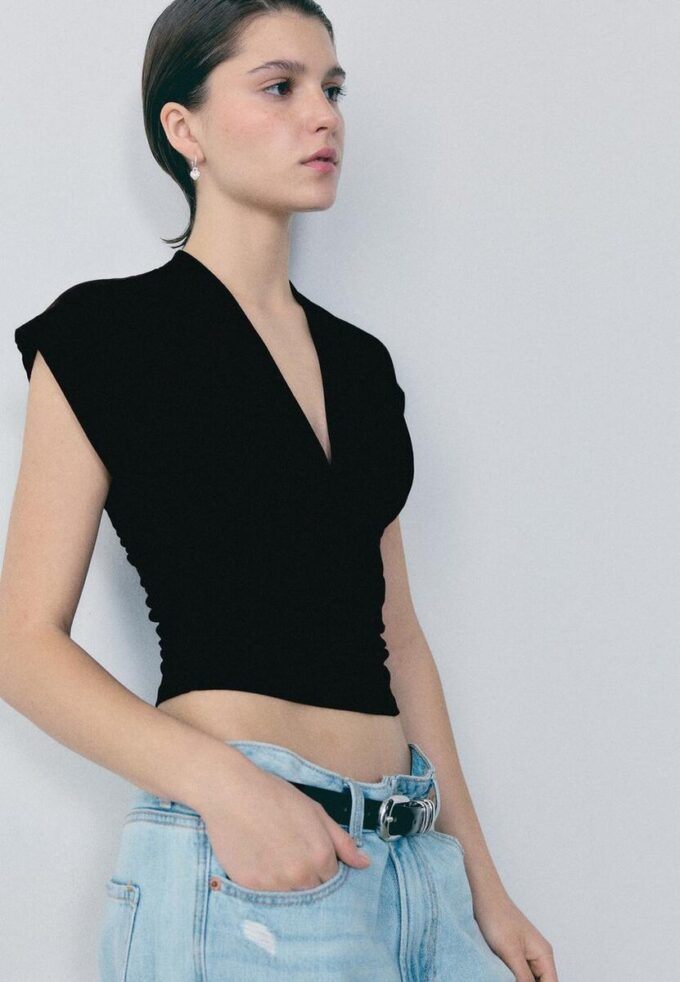 Hauts à col en V avec ceinture