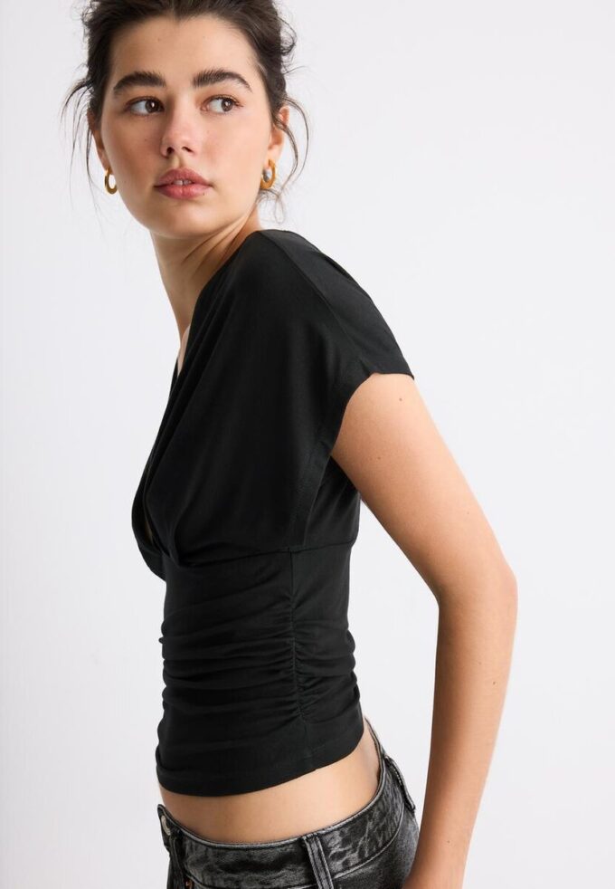 Hauts à col en V avec ceinture Hauts à col en V avec ceinture