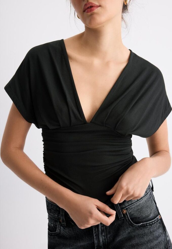 Hauts à col en V avec ceinture Hauts à col en V avec ceinture