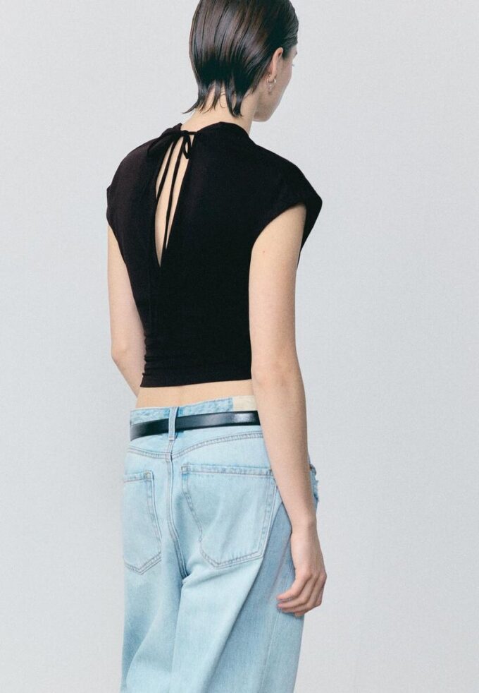 Hauts à col en V avec ceinture