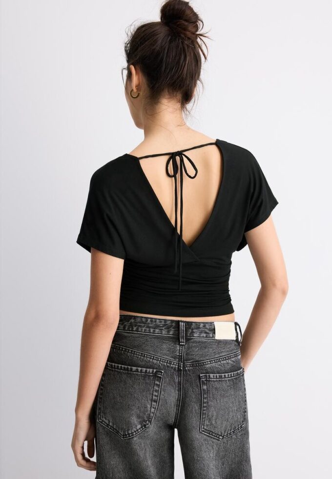 Hauts à col en V avec ceinture Hauts à col en V avec ceinture