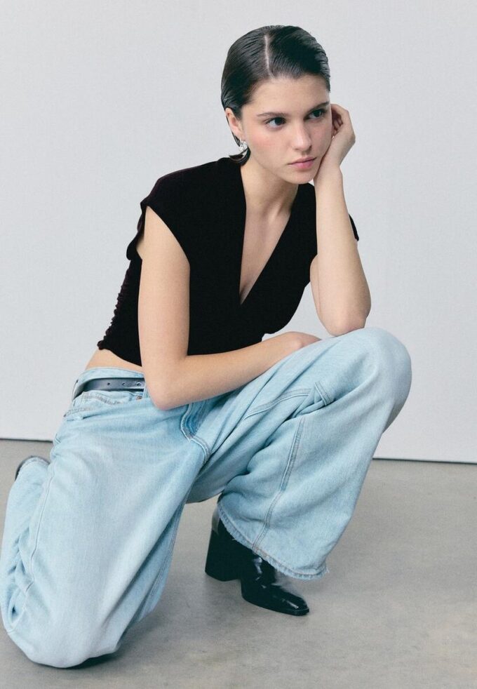 Hauts à col en V avec ceinture Hauts à col en V avec ceinture