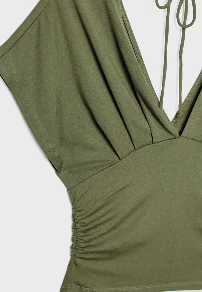 Hauts à col en V avec ceinture