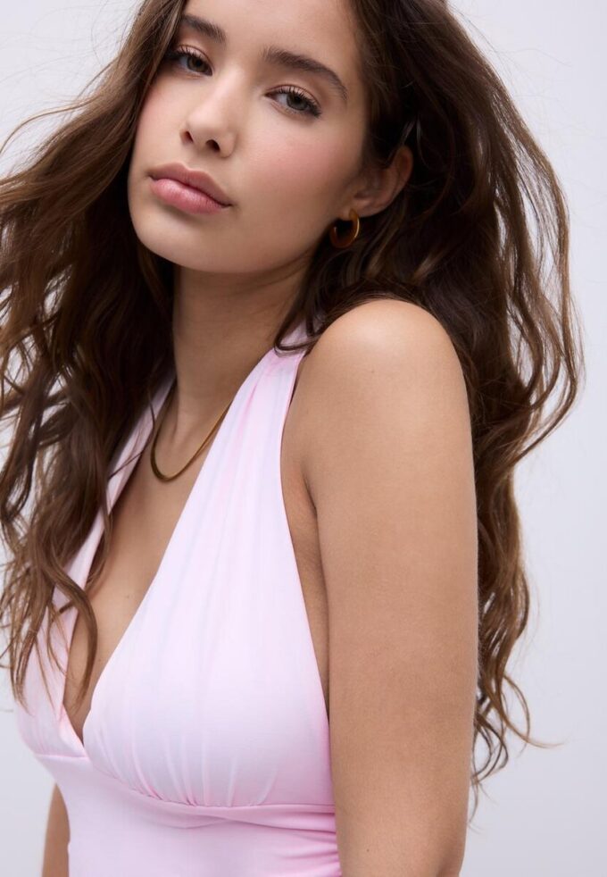 Hauts dos nu avec nœud froncé au cou