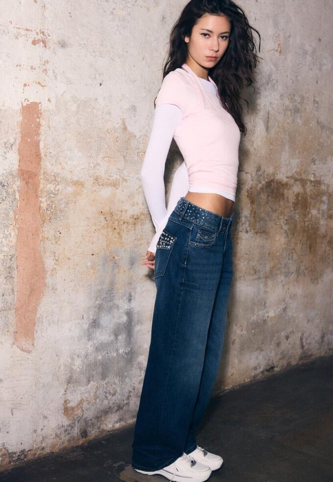 Jean droit avec ceinture cloutée