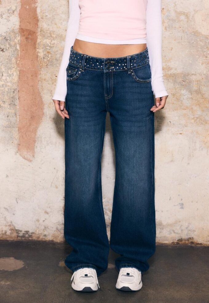 Jean droit avec ceinture cloutée