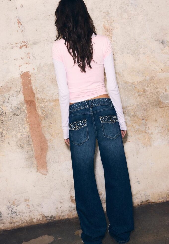 Jean droit avec ceinture cloutée