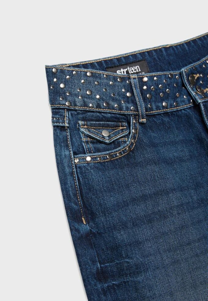 Jean droit avec ceinture cloutée
