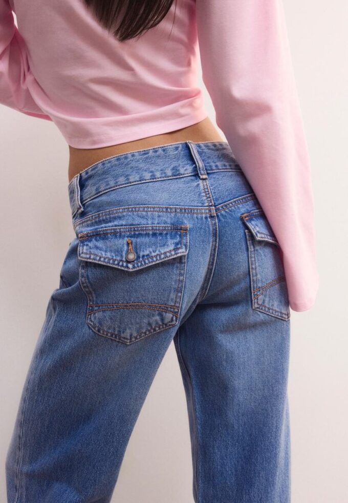 Jean droit à double bouton métallique