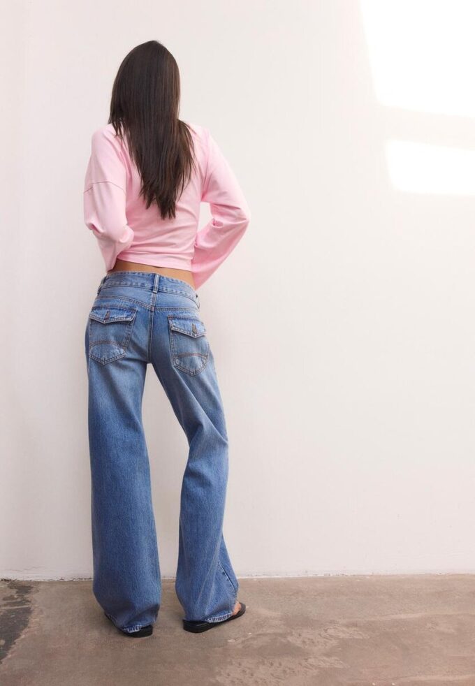 Jean droit à double bouton métallique