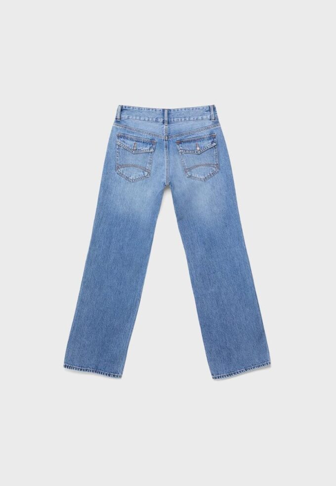 Jean droit à double bouton métallique