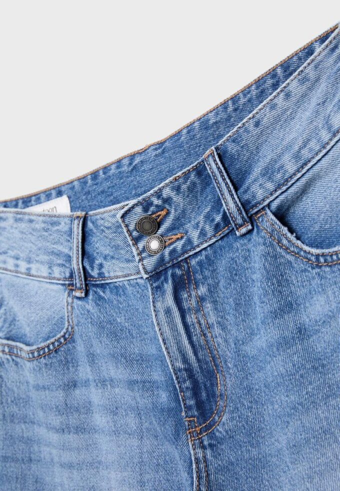 Jean droit à double bouton métallique