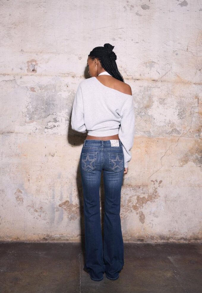 Jean à pattes d&rsquo;éléphant avec poche brodée