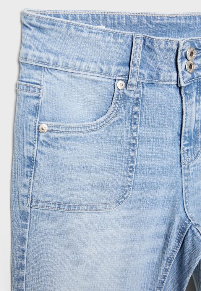 Jean taille basse avec poches passepoilées