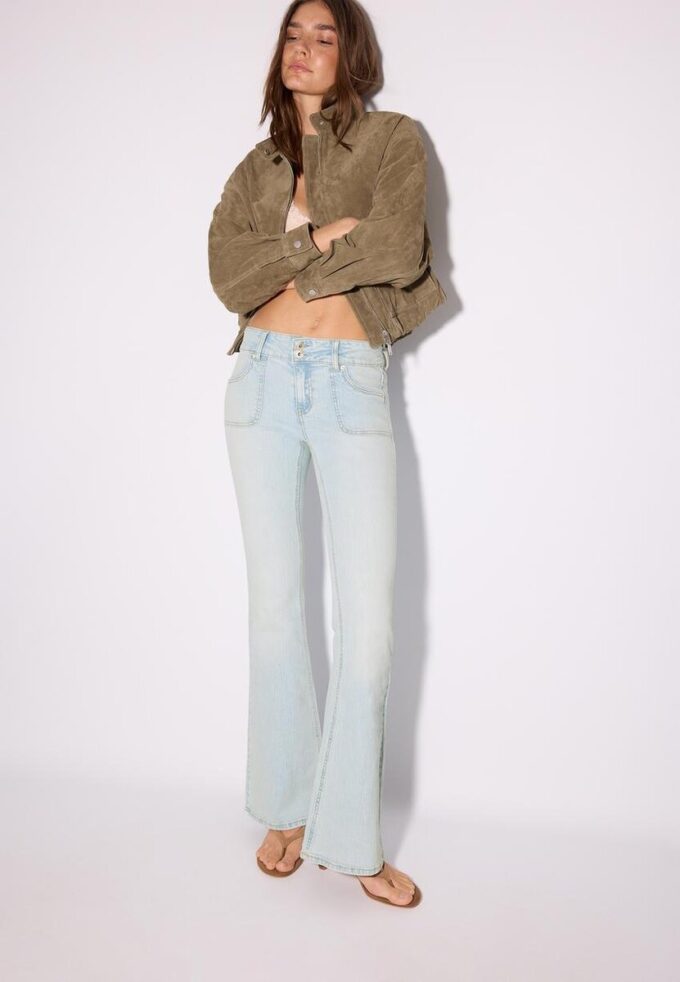 Jean taille basse avec poches passepoilées