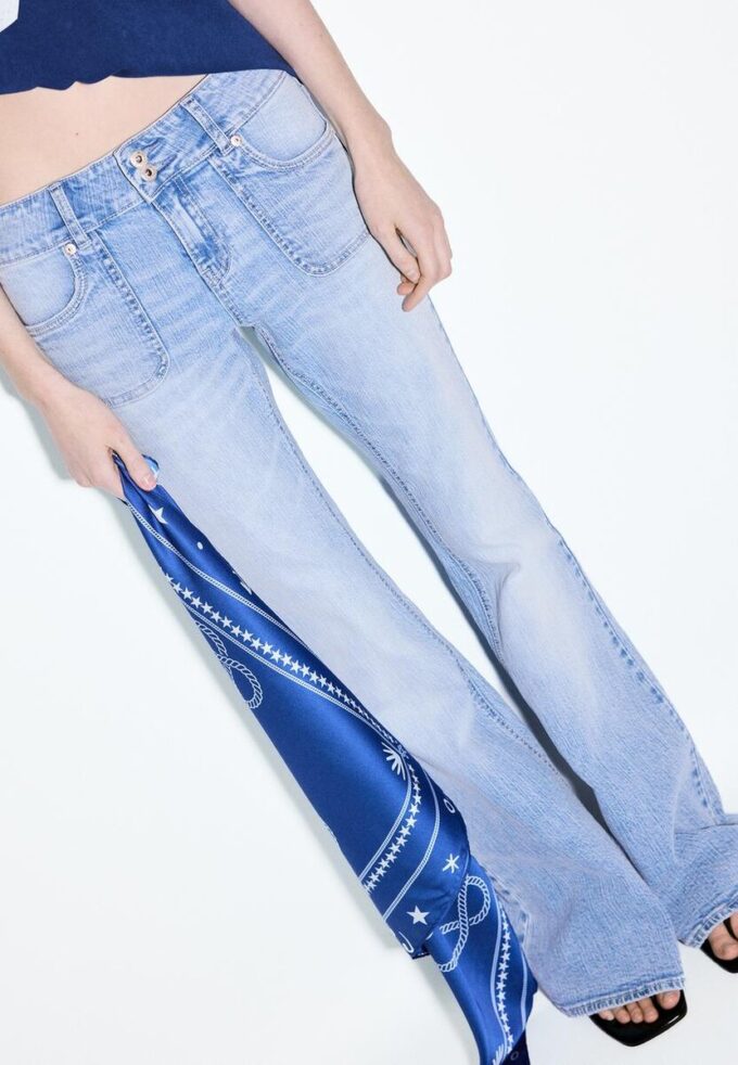 Jean taille basse avec poches passepoilées