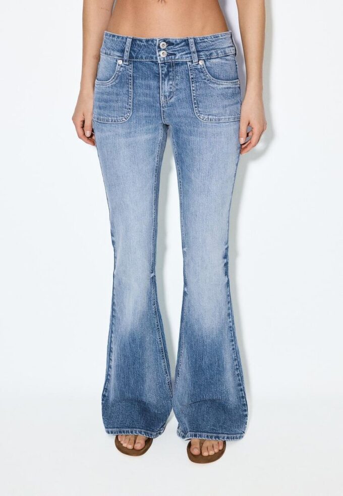 Jean taille basse avec poches passepoilées