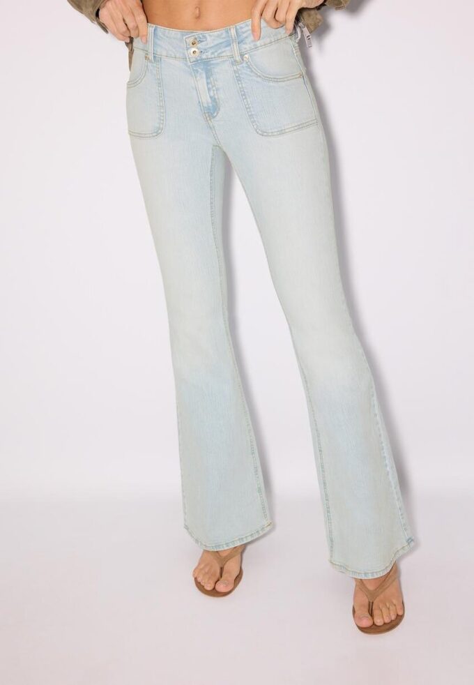 Jean taille basse avec poches passepoilées