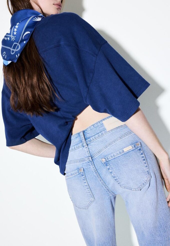 Jean taille basse avec poches passepoilées