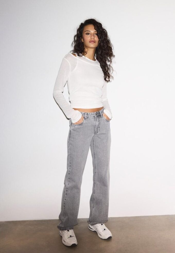 Jean taille basse à coupe droite Jean taille basse à coupe droite