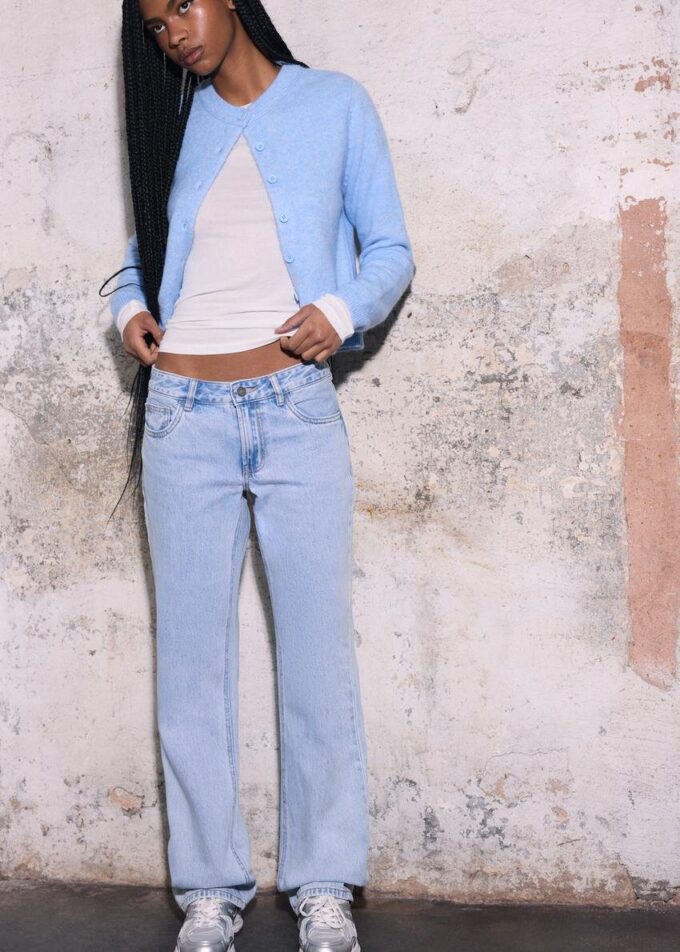 Jean taille basse à coupe droite