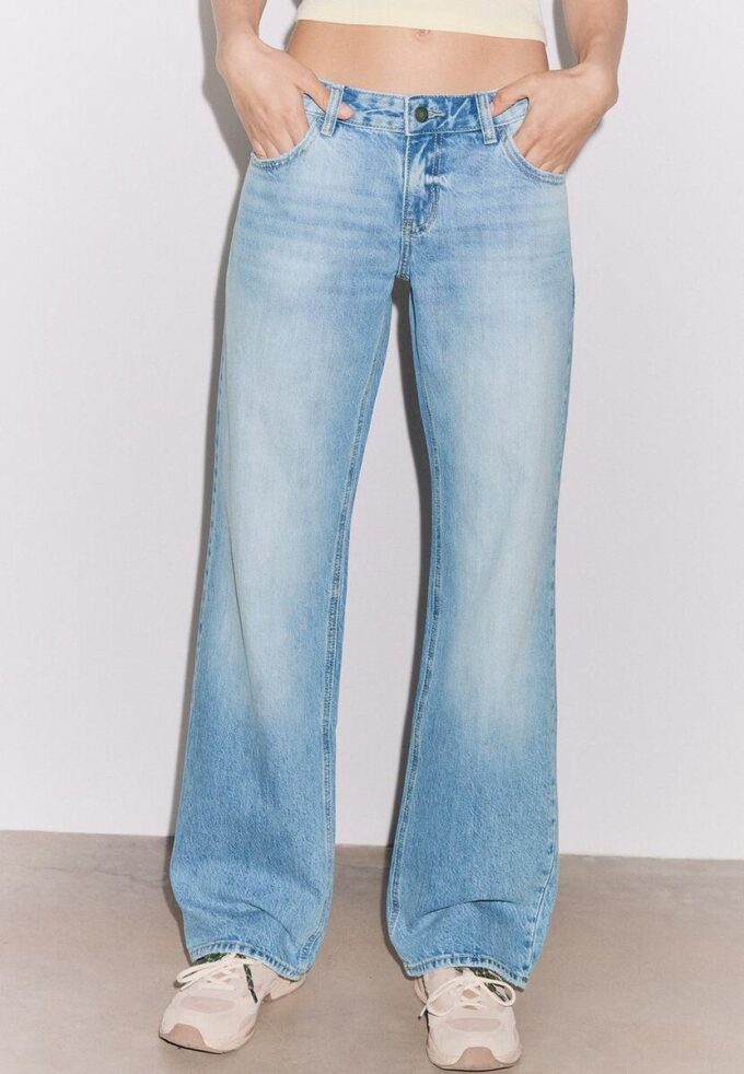 Jean taille basse à coupe droite