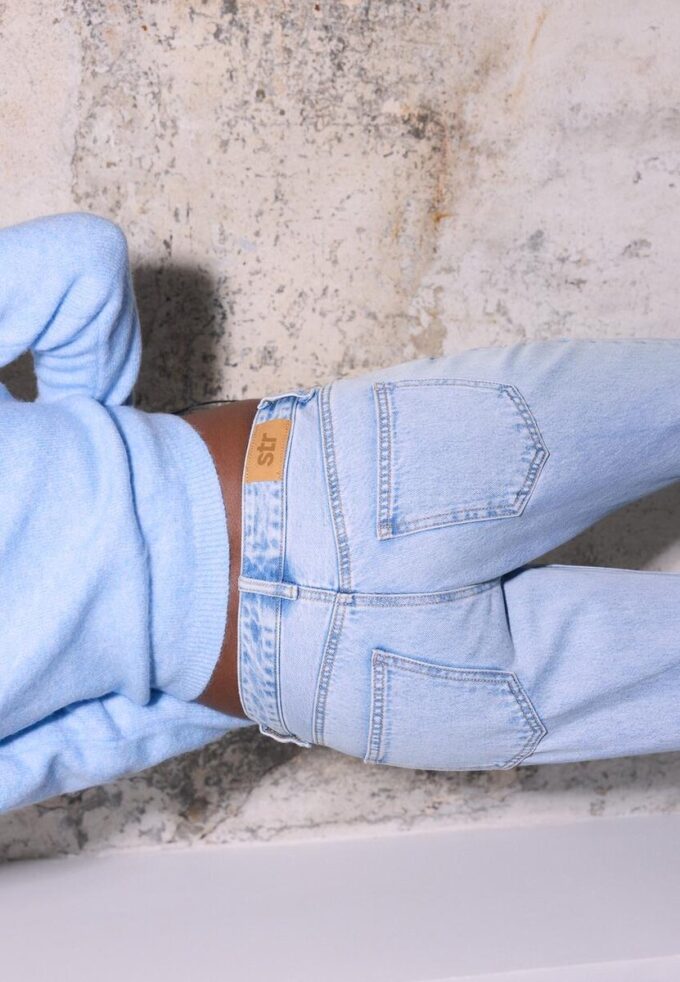 Jean taille basse à coupe droite