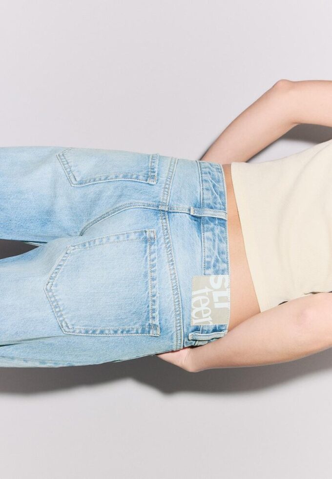 Jean taille basse à coupe droite