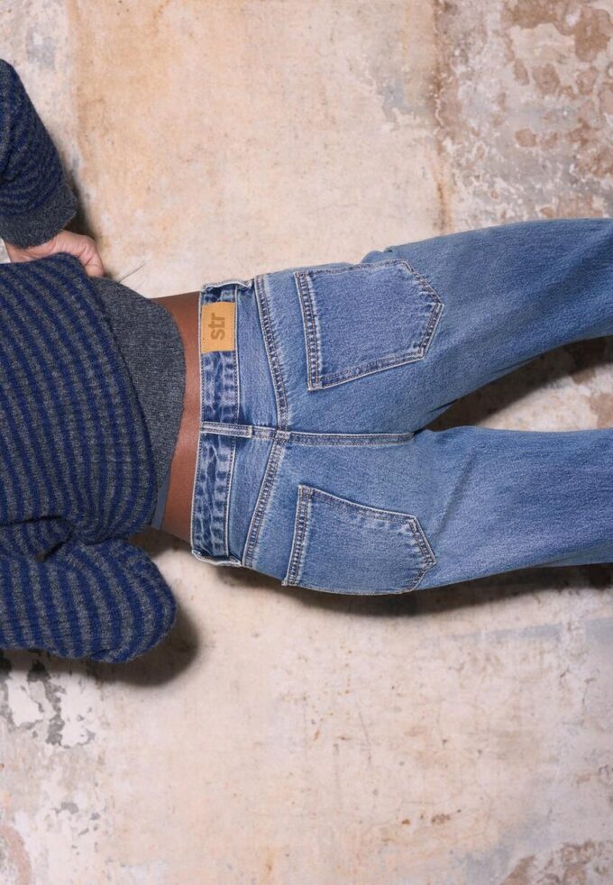 Jean taille basse à coupe droite