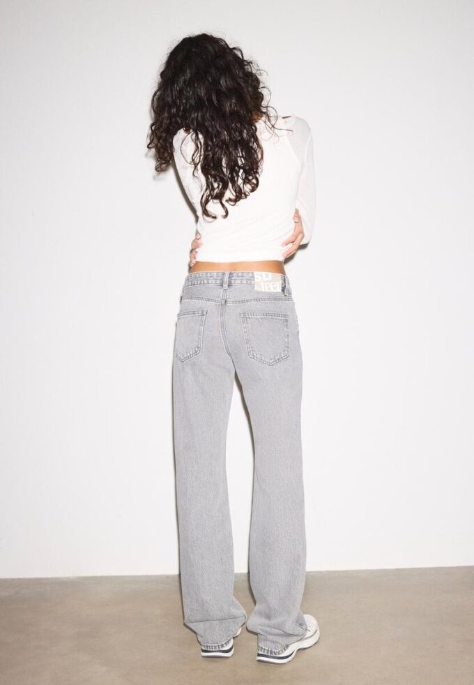 Jean taille basse à coupe droite Jean taille basse à coupe droite