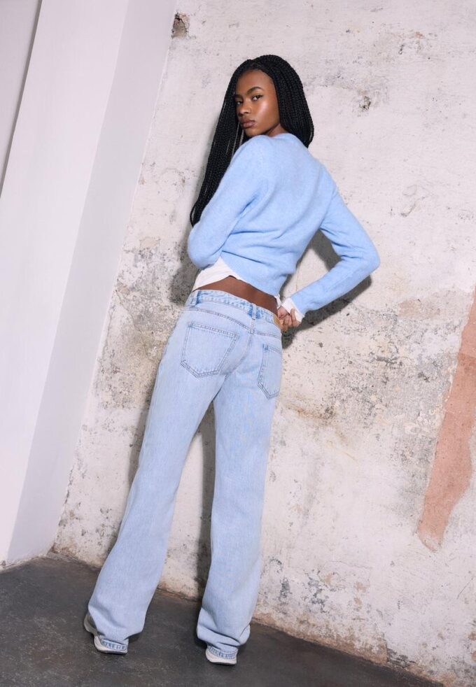 Jean taille basse à coupe droite