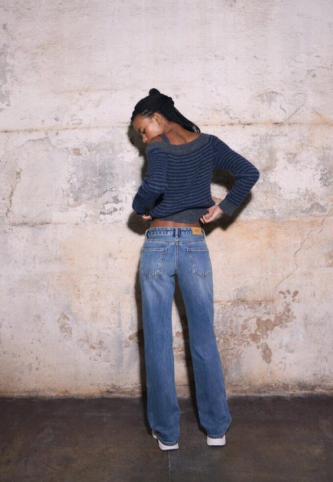 Jean taille basse à coupe droite