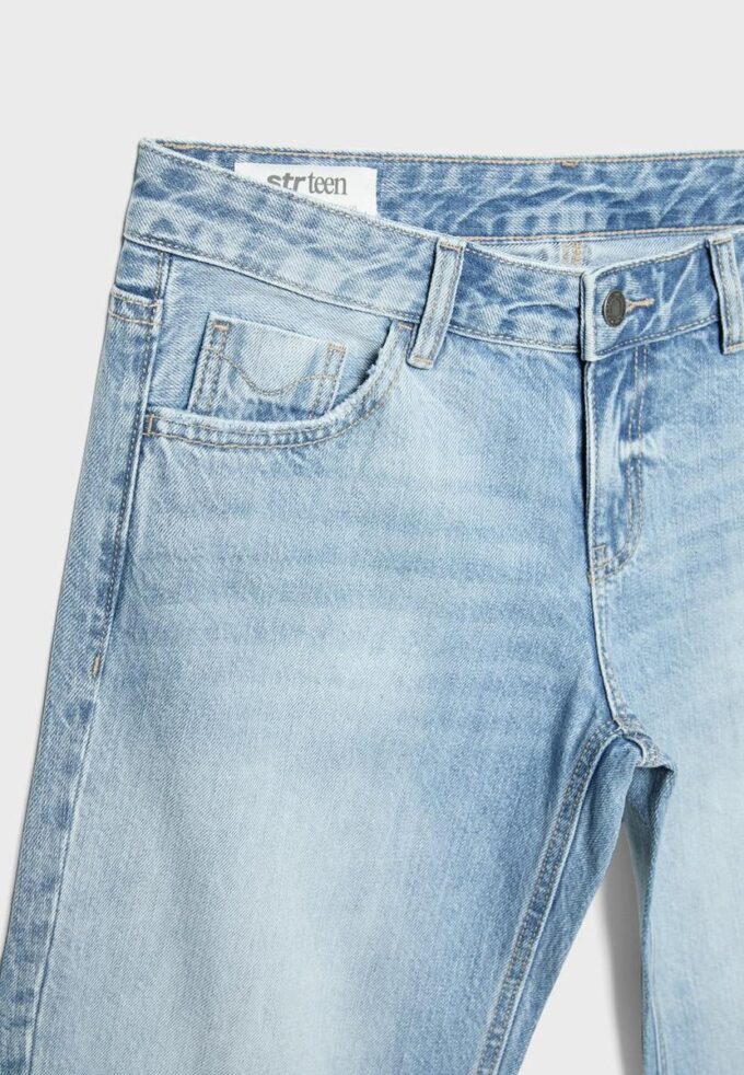 Jean taille basse à coupe droite