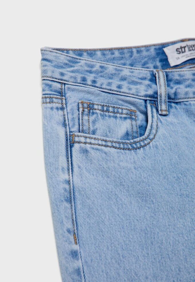 Jean taille basse à coupe droite