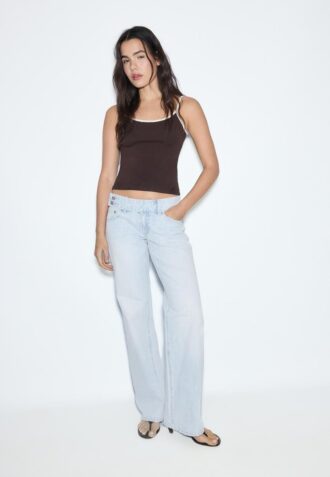 Jean taille basse à coupe droite avec ceinture marteau