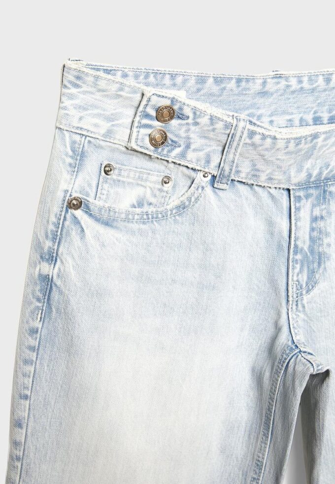 Jean taille basse à coupe droite avec ceinture marteau