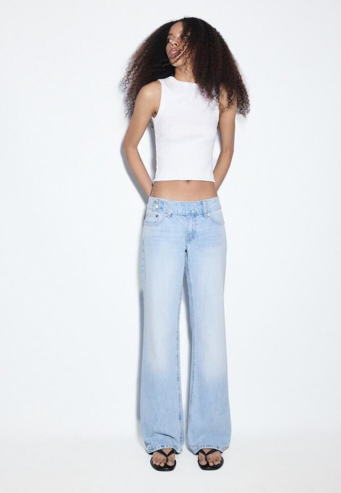 Jean taille basse à coupe droite et boucles de marteau Jean taille basse à coupe droite et boucles de marteau