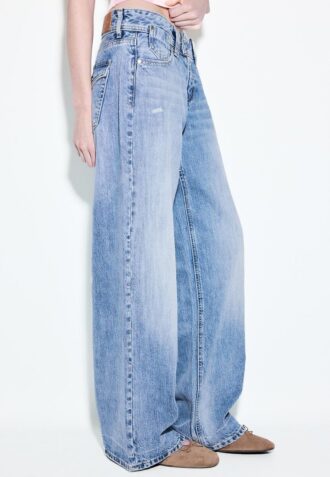 Jean taille basse à jambes Wide Leg avec bouton bijou