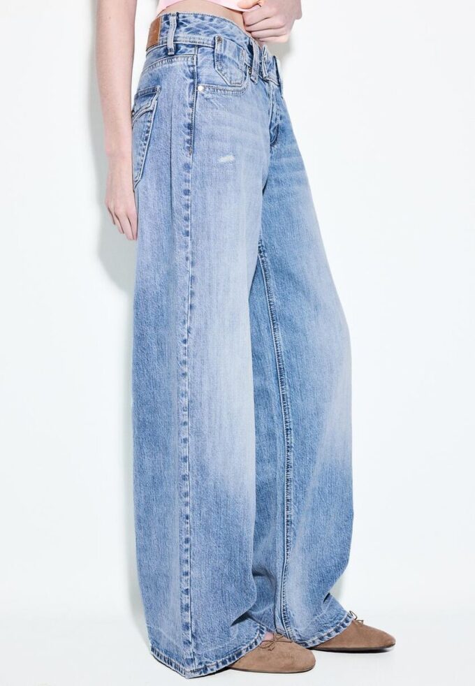 Jean taille basse à jambes Wide Leg avec bouton bijou