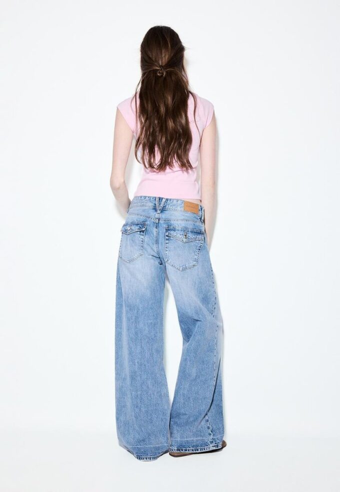 Jean taille basse à jambes Wide Leg avec bouton bijou